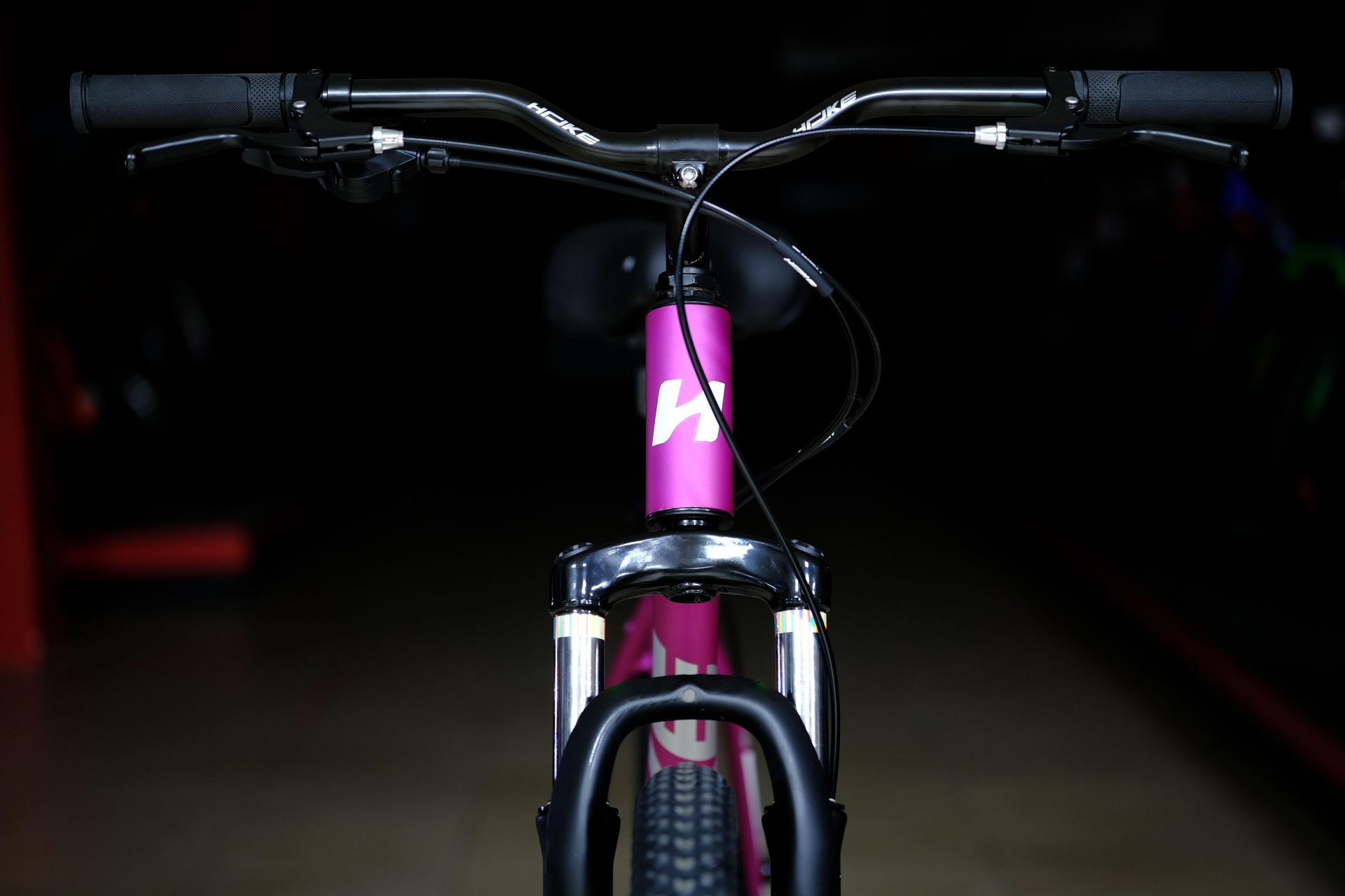 Вилка амортизационная пружинная 80 mm 
 HOKE Jade 100 MD матовый фиолетовый-белый 19