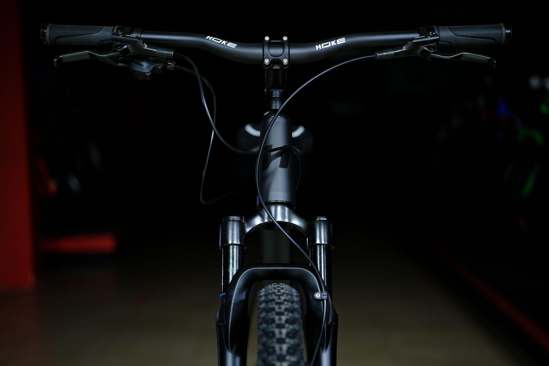 Вилка воздушная Boost GTMRK 550 AIR под ось 15mm
 HOKE 11 Way 29 HD матовый чёрный-серый 23